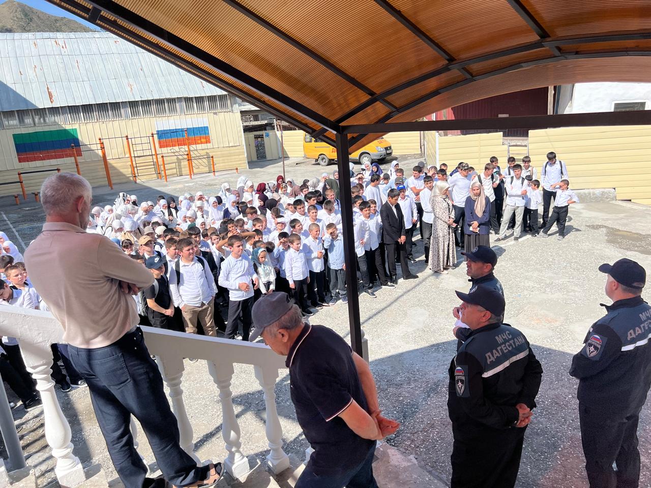 "Должны знать взрослые.  Должны знать дети."